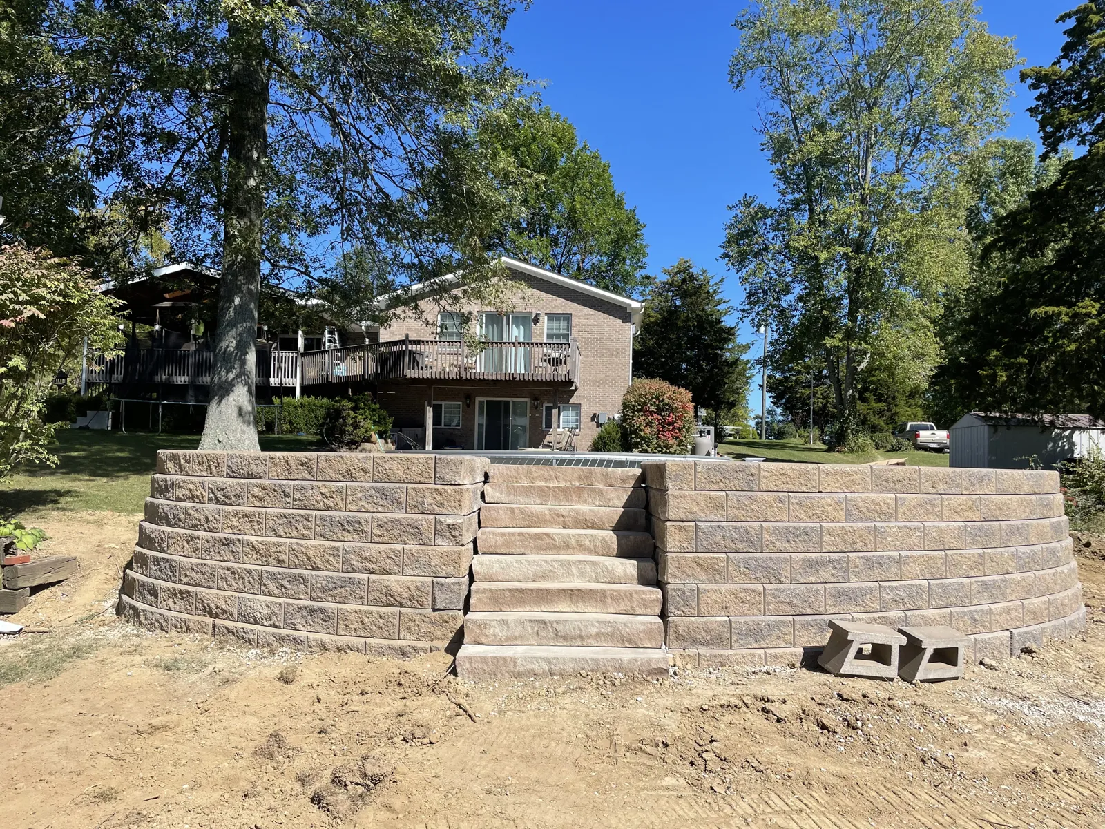 Curved block retaining wall with integrated steps