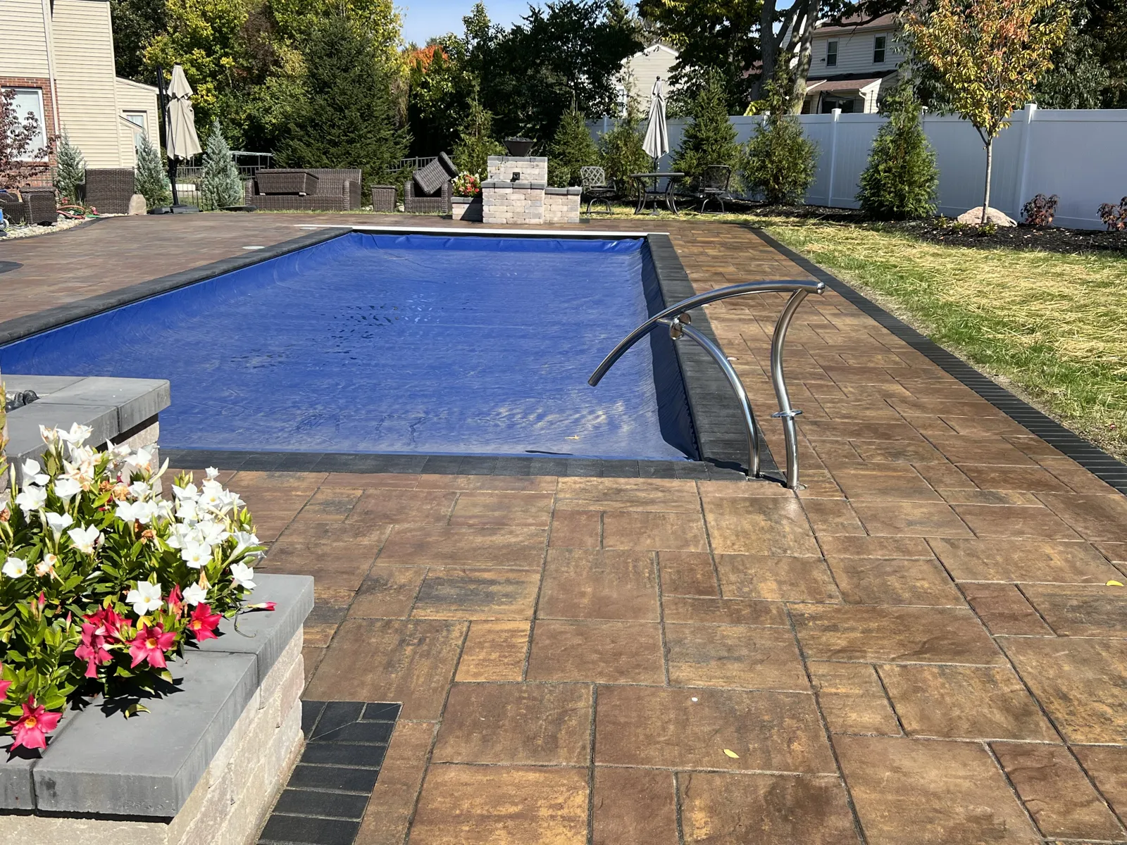 Large format paver pool surround with raised planters